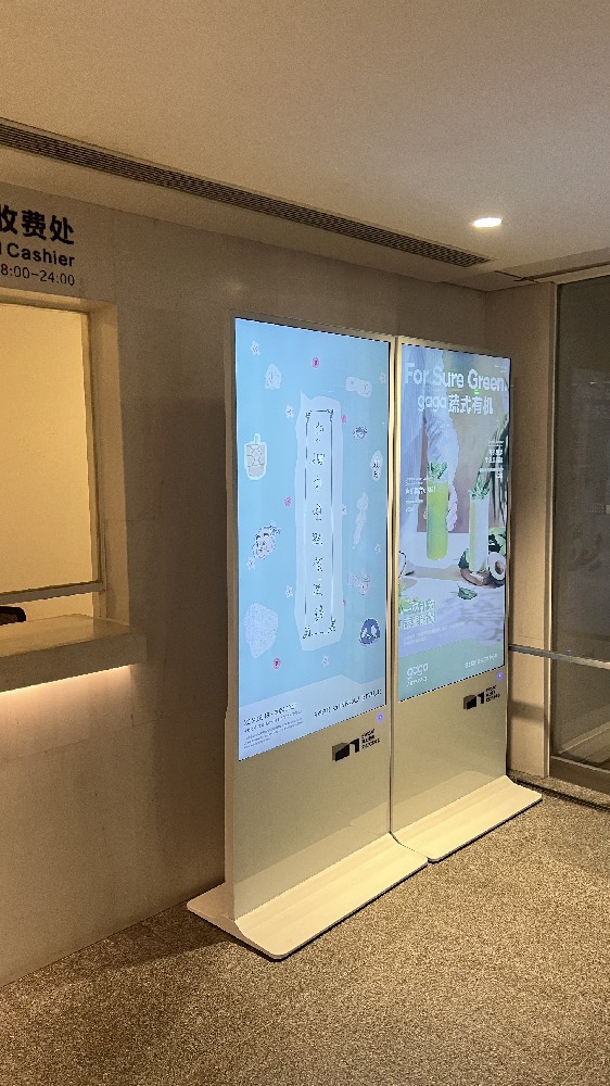 立式广告机通常指一种集多种高新技术于一体的新型视频显示设备，主要由液晶显示单元或其他显示技术（如LED）组成。